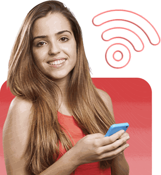 Cliente Bitcontrol sorrindo com o celular na mão