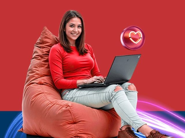 Jovem estudando no notebook