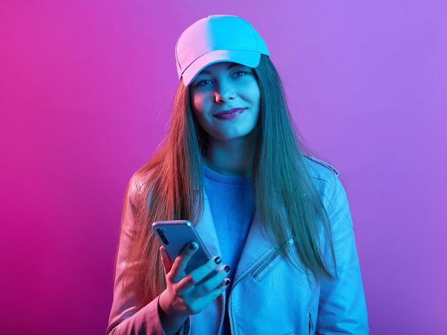 Jovem usando o celular
